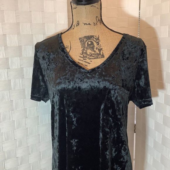 Spring & mercer velvet tee size medium - Picture 3 of 7